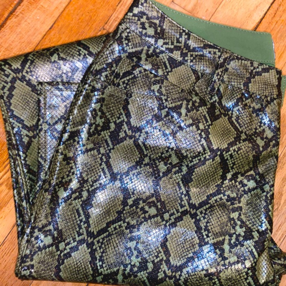 Snake Print Pants💚🖤 - Picture 2 of 4